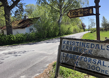 Skylt som visar vägen till Kristinedals Fabriker
